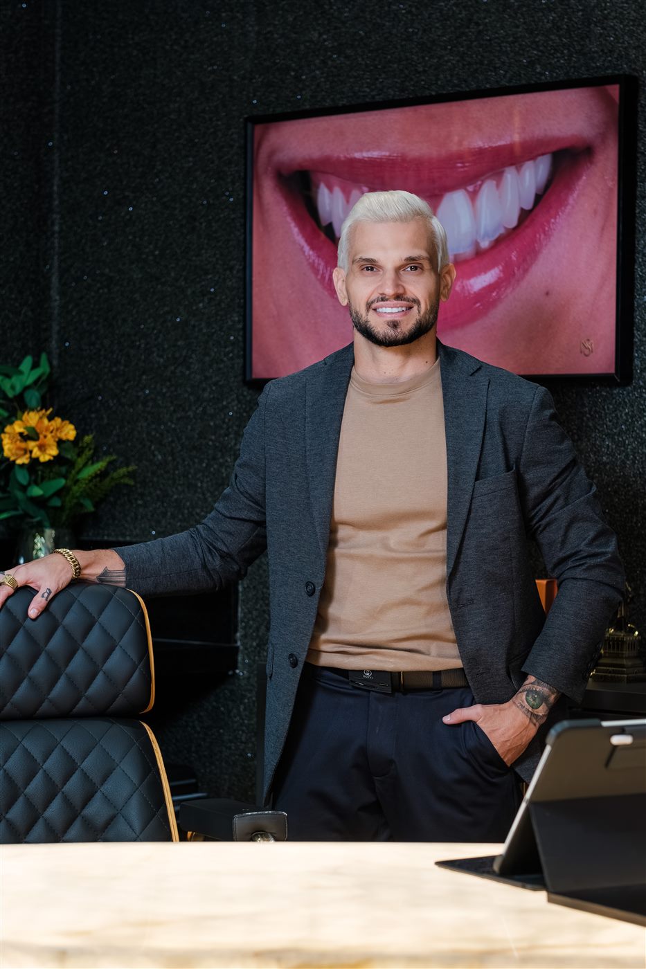 Dr. Marlon Scharf em seu consultório